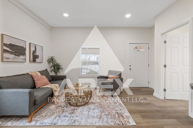 Building Photo - Stunning 4 Bd -3 Ba Single Family Home in ...