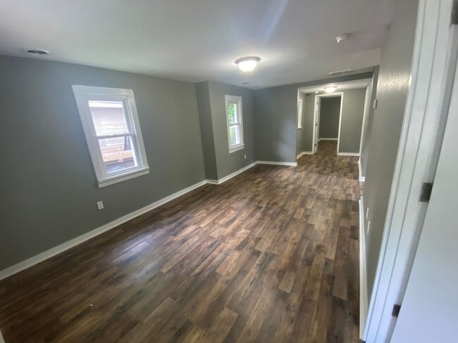 Building Photo - Updated 2 bed/1 bath, 800 sqft home!