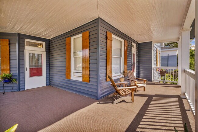 Building Photo - 1100 SF suite/apt in Historic Home, 1 bed/...