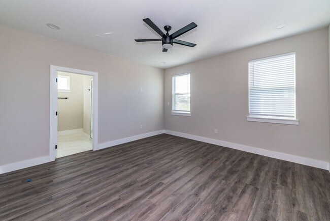 Building Photo - 1618 W Lawndale Dr
