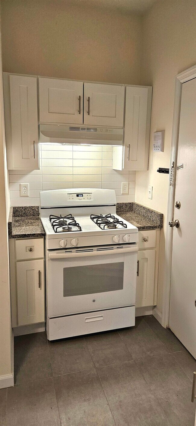 Building Photo - 327 Jackson St