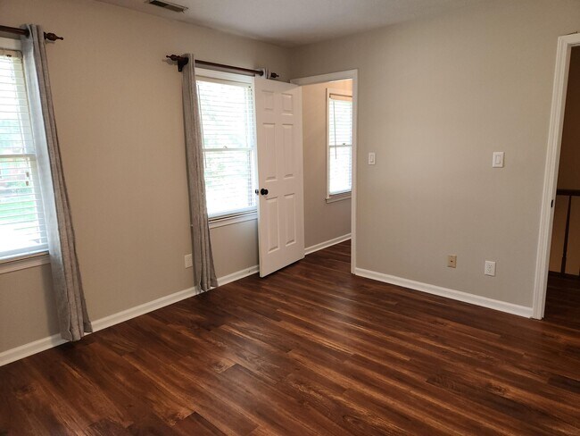 Building Photo - 841 Edgewood Dr