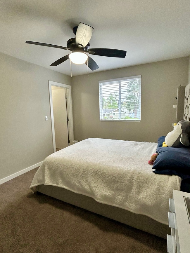 Building Photo - Beautiful Remodeled Home Kent!