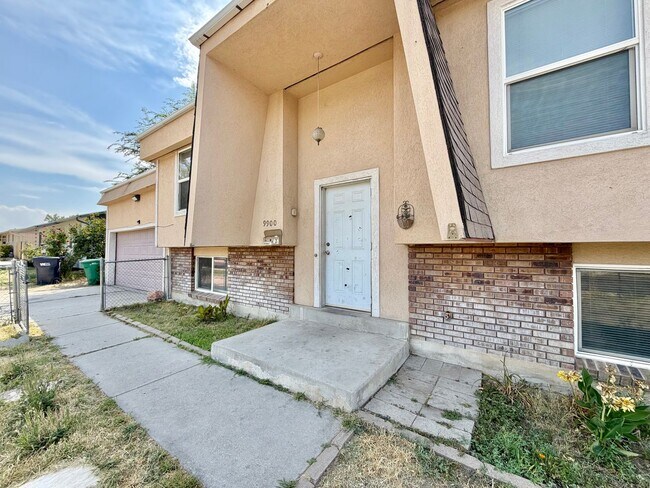 Building Photo - 9900 S Darin Dr