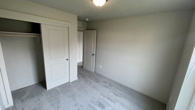 Building Photo - $2,199.00 / Large 4 bed 2 bath / 3 car gar...