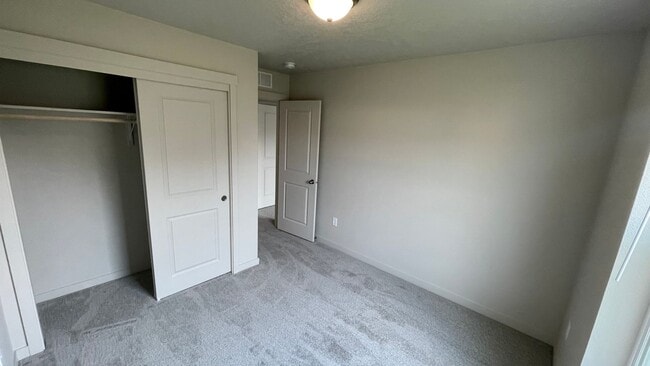 Building Photo - $2,200 / Large 4 bed 2 bath / 3 car garage...