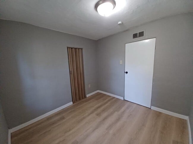 Building Photo - 10179 Bon Oak Dr