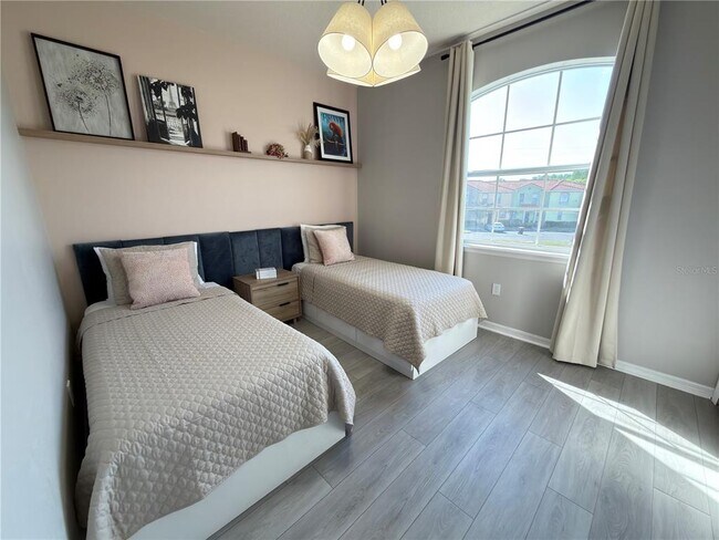 Building Photo - 734 Monroe Cir