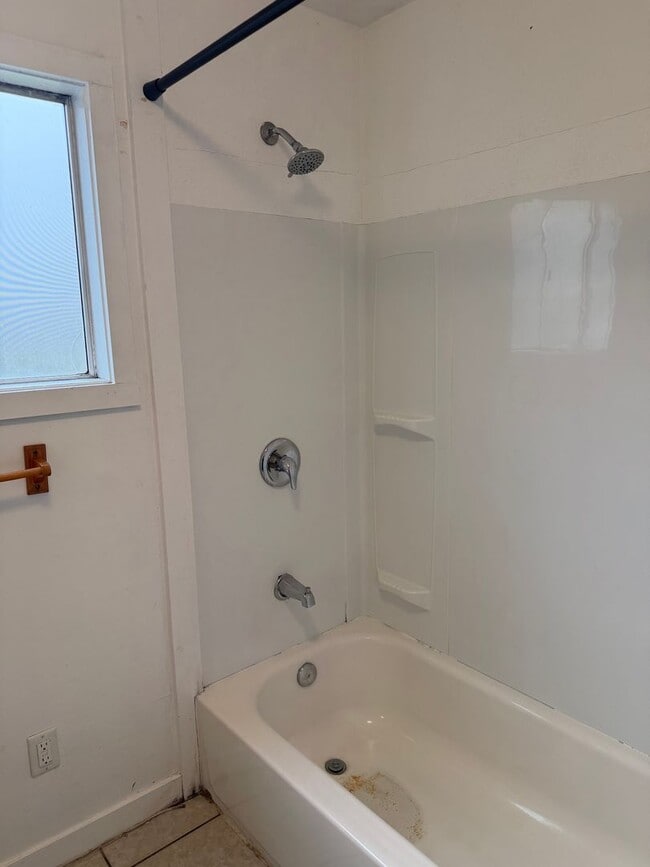 Building Photo - Updated 4 bedroom, 1 bath home in Eugene!