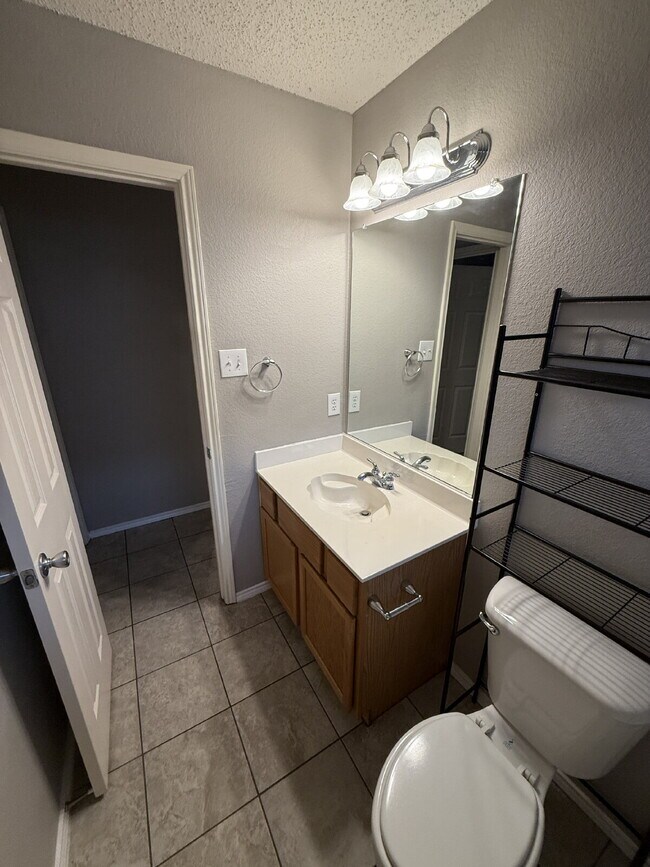Building Photo - Charming 3 Bedroom Haven with 2 Full Baths in Fort Worth. Spacious 1748 Sq. Ft. Retreat on Comfor...