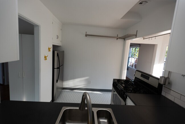 Building Photo - Newly remodeled 3 bedroom 1.5 Bath