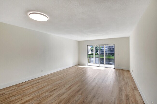 Building Photo - 14360 Strathmore Ln
