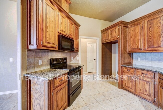 Building Photo - 1042 Hidden Oaks Way