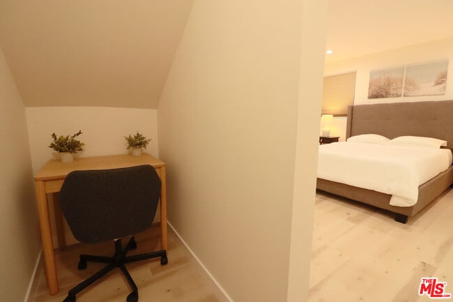 Building Photo - 9024 Phyllis Ave