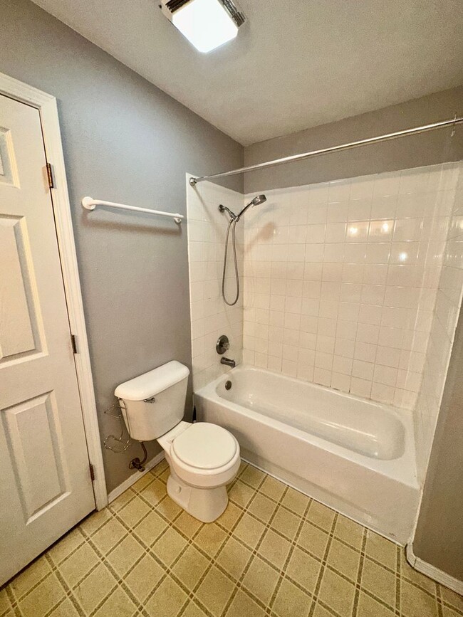 Building Photo - Beautiful Home with heated 2 car garage! C...