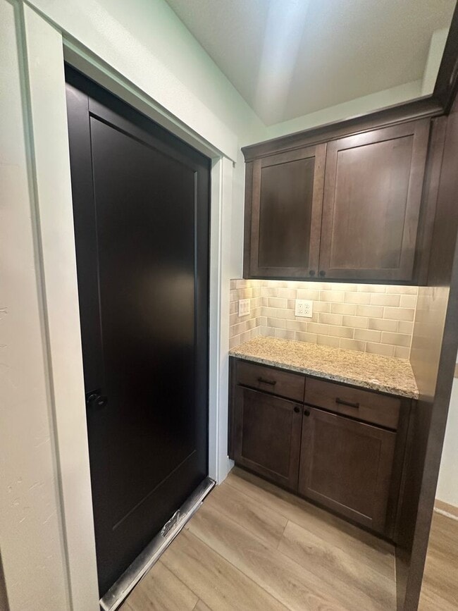 Building Photo - Style and Class....2 Bedroom, 1 bath , 1 C...