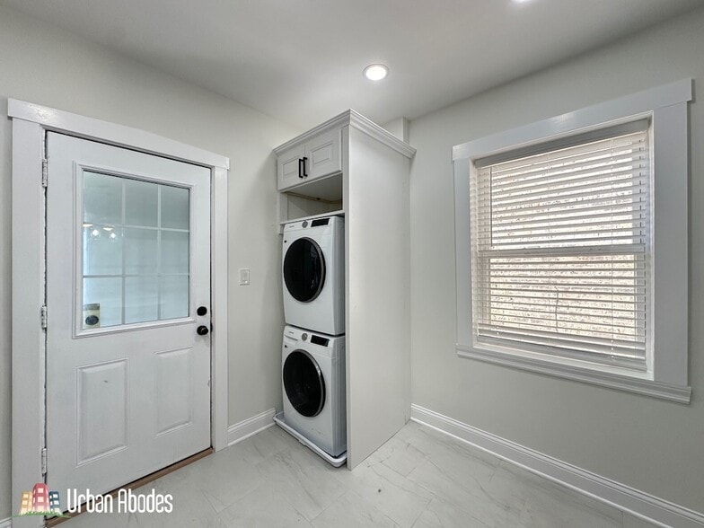 Building Photo - 3045 W Addison St