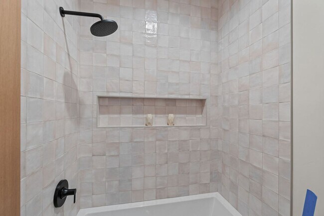 Building Photo - Exquisite Town home living: Bends desirabl...