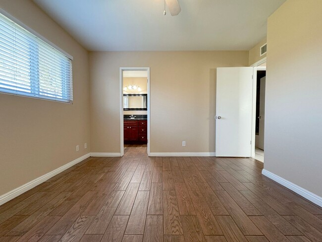 Building Photo - Single Story 3Bed Interior Location Large Yard