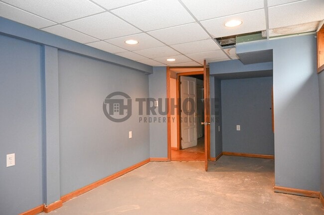 Building Photo - Large 3 Bedroom 2 Bath House w/Fenced in Yard and 2 Stall Garage!