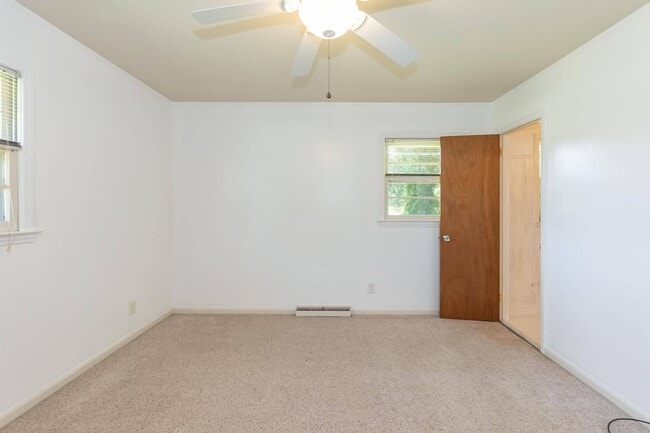 Building Photo - Spacious 3 Bed, 2 Bath Home with Open Floo...