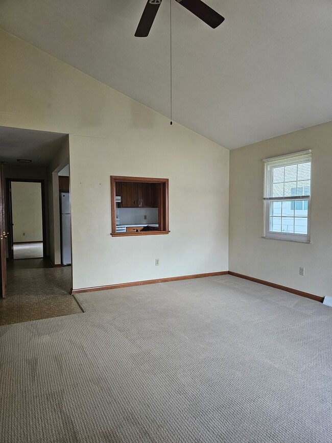 Building Photo - Spacious and bright BG Home