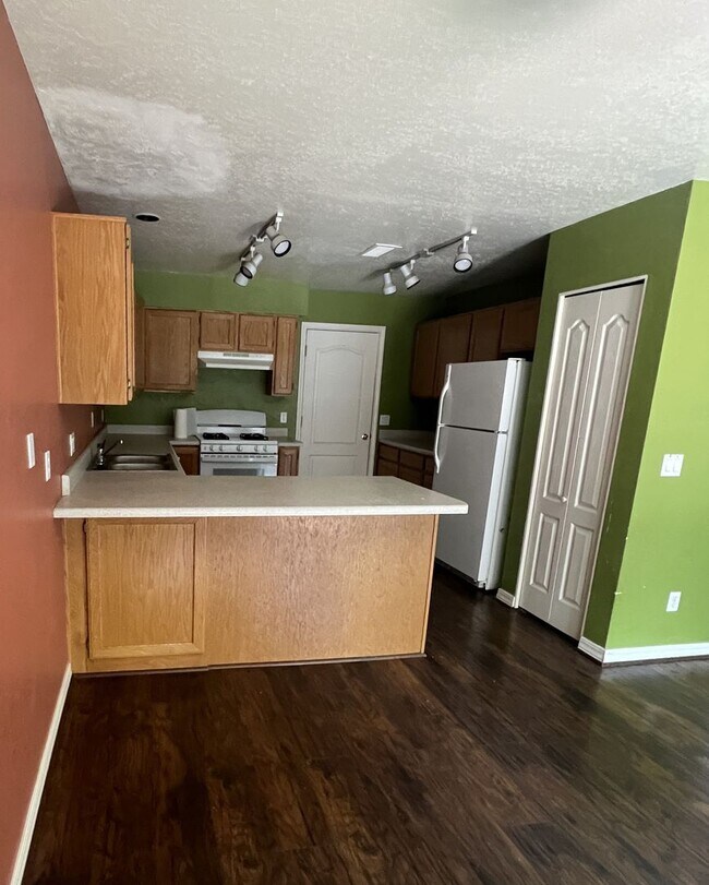 Building Photo - (Lease Pending) 3 Bed/2.5 Bath in The Town...