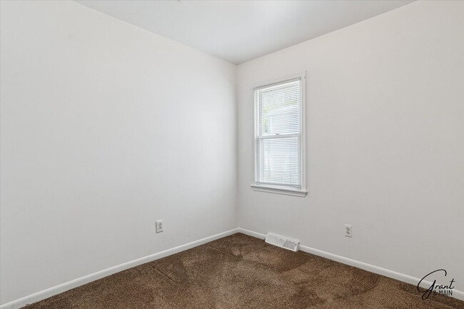 Building Photo - 3 bedroom bungalow $1300