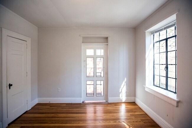 Building Photo - 817 Hillsborough St