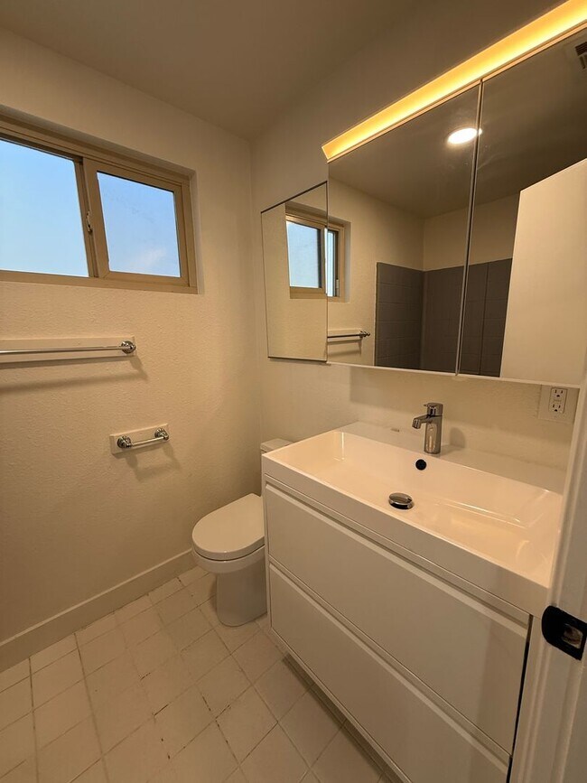 Building Photo - Ventura Hillside Beauty with 3 bedrooms, a...