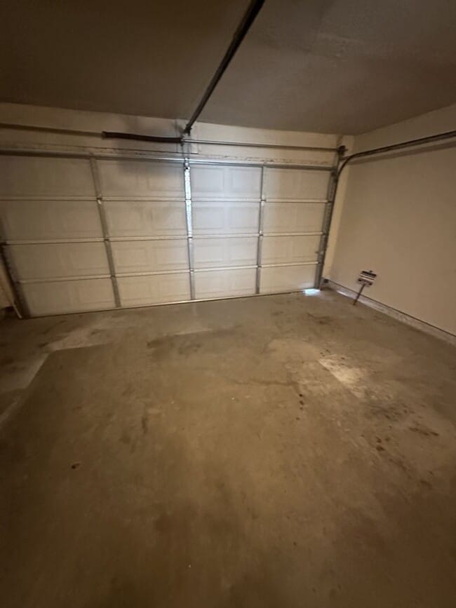 Building Photo - AVAILABLE NOW !