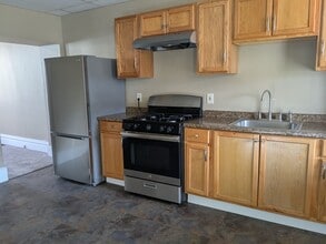 Building Photo - 2 bedroom, 1 bath Single Family House in Beaver Falls