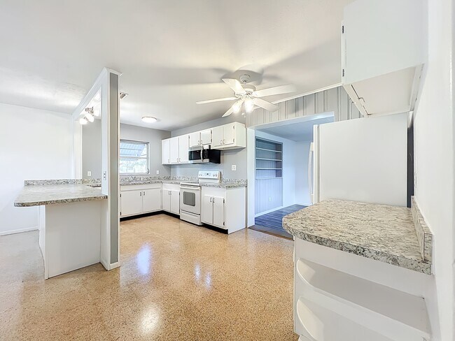 Building Photo - 1706 Cambridge Dr