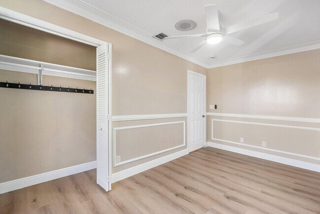 Building Photo - 5065 Horseshoe Cir N
