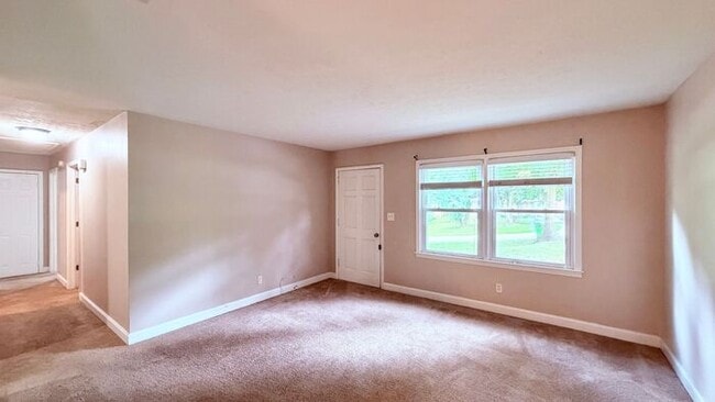 Building Photo - Lithia Springs 3 Bed-1 Bath Stepless Ranch, Private Lot, Carport