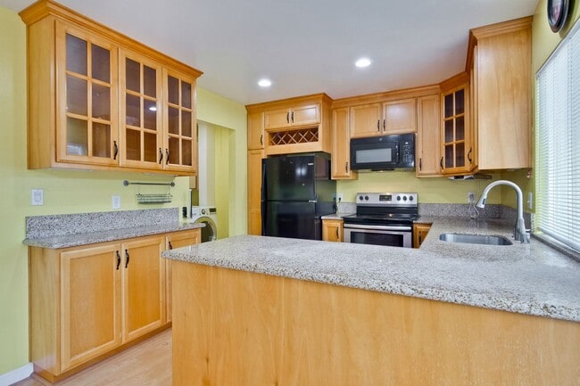 Building Photo - Beautiful 4 Bed 2.5 Bath Town Home in Fremont Northgate Area !