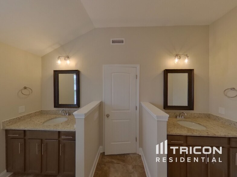 Building Photo - 2134 Pathfinder Dr