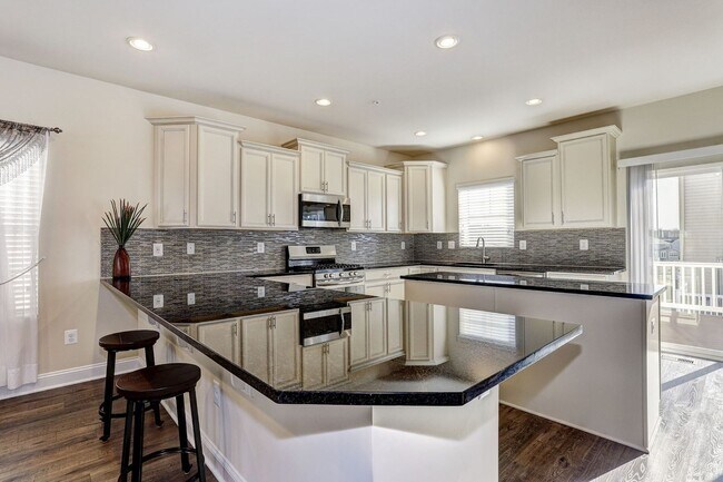 Building Photo - Massive 4 BR/2 Full BA & 2 Half BA EOG Tow...