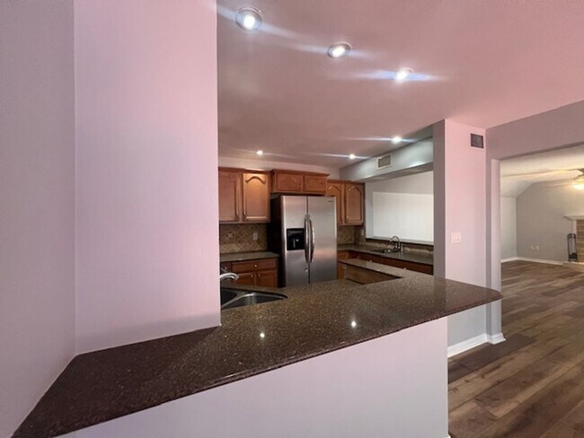 Building Photo - 2 Bedroom/2 Bathrrom Townhouse Close to Fo...