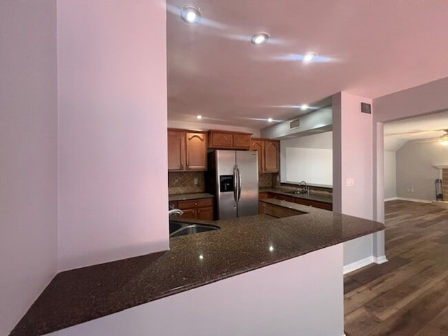 Building Photo - ONE MONTH FREE RENT  2 Bedroom/2 Bathrrom ...