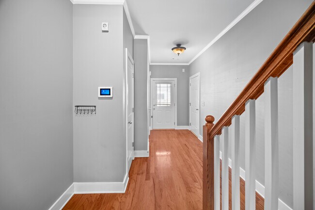 Building Photo - 1094 N Village Dr