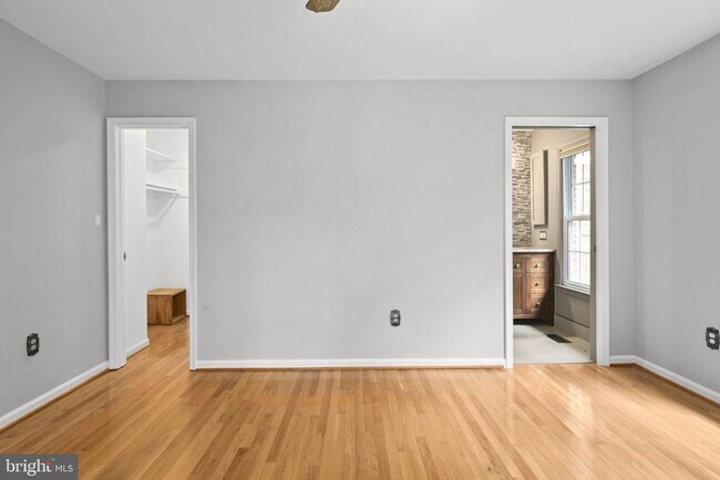 Building Photo - 2514 S Walter Reed Dr