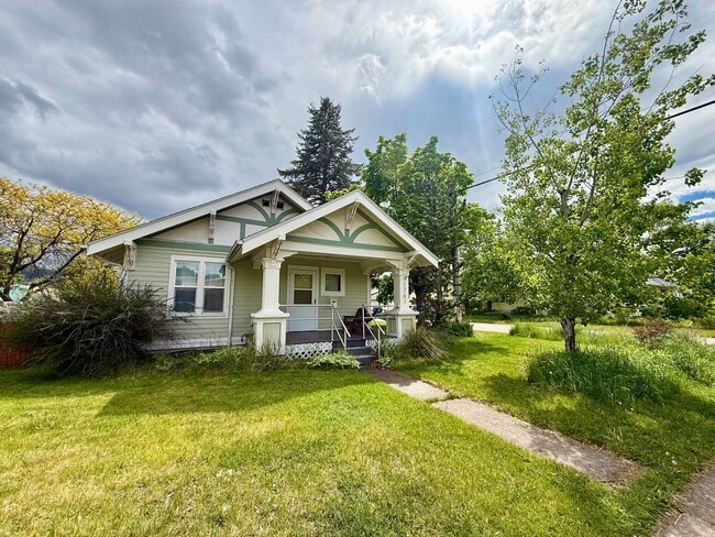 Building Photo - Stunning 3 Bed / 2 Bath Home on 10th Street!