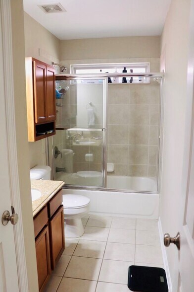 Hallway full bathroom - 4129 Ballard Ave