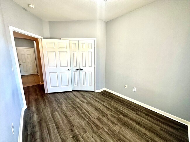 Building Photo - 2815 Kings Crossing Dr