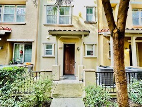 Building Photo - Gorgeous 3 Bed/3 Bath Home in Peaceful Community - Impeccably Maintained