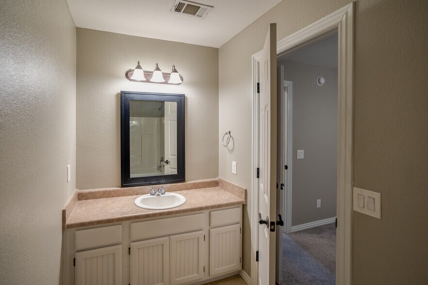 Building Photo - 4015 Glenstone Terrace