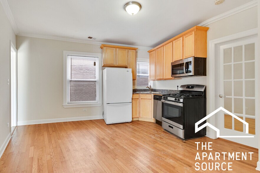 Building Photo - 624 W Roscoe St