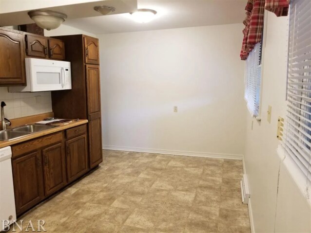 Building Photo - 806 S Cottage Ave