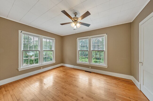 Building Photo - 132 Rowland Pl